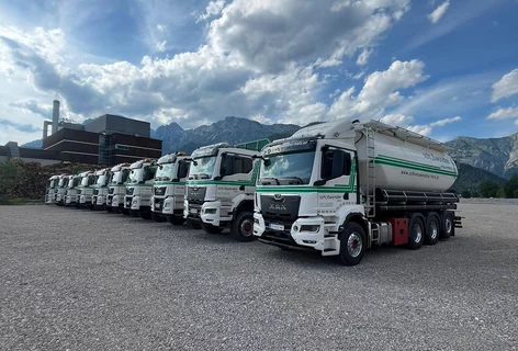 Moderne LKW-Flotte von Schößwendter Holz